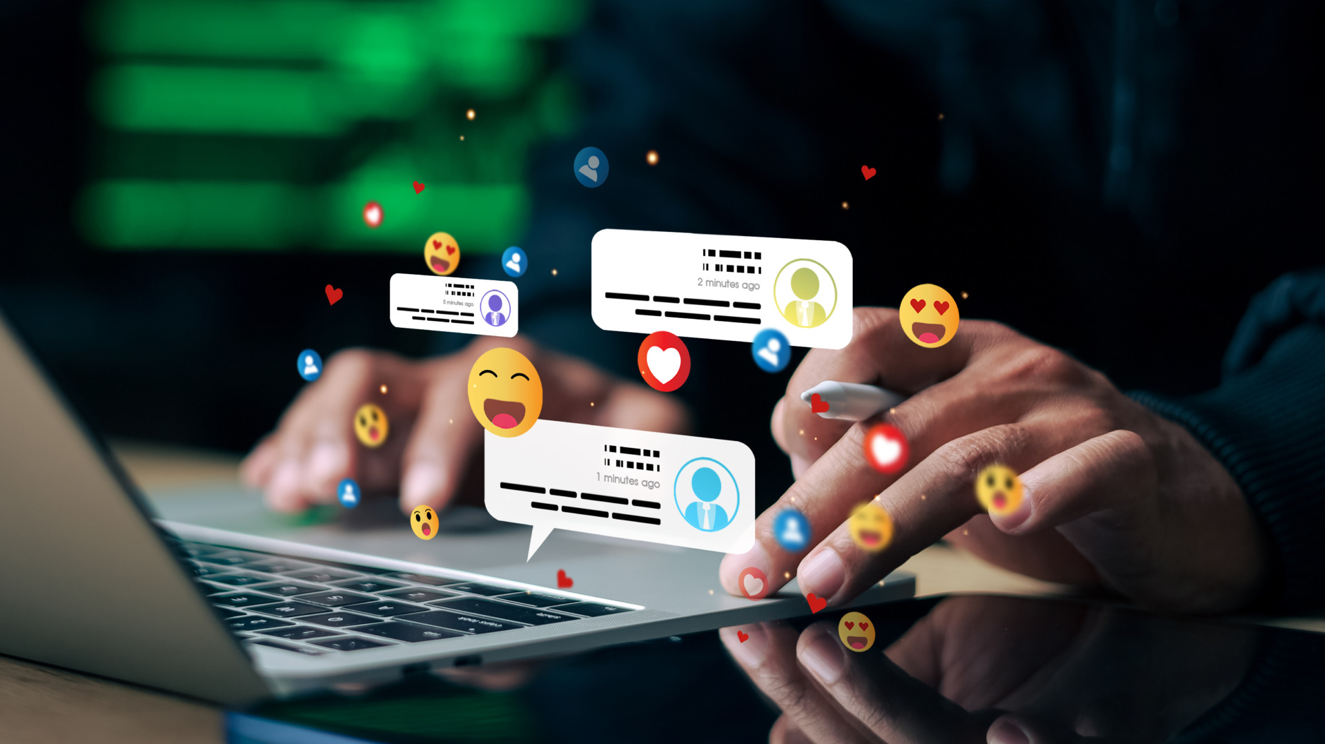 Hände tippen auf einem Laptop, im Vordergrund bunte Emojis und Icons.